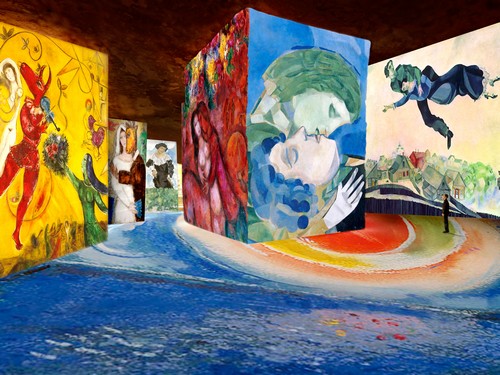 "Les murs de 14 mètres de haut des Carrieres de Lumieres deviennent ainsi le support sur 5000m2 des chefs-d’œuvre les plus évocateurs de Chagall dans un dialogue éblouissant avec les visiteurs." copyright ADAGP Paris 2016