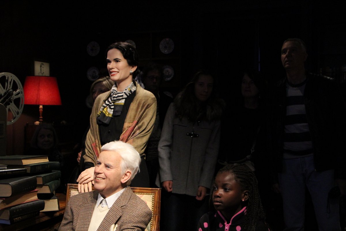 Au manoir, Chaplin et sa femme visionnent un film Ph_ Degon -