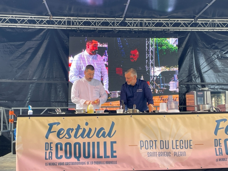 Riche en oligo-éléments et protéines, pauvre en calories, la coquille se prête à maintes interprétations au « toque-niveau », ainsi que le prouvent les démonstrations culinaires du Festival de la Coquille.