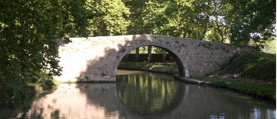 Dans le secteur de Capestang et de Poilhes sur le Grand Bief de nombreux ouvrages d’art tout aussi beaux que fonctionnels jalonnent le canal  © LeBoat.fr