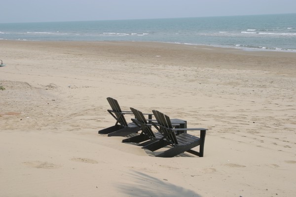 Une plage sans fin à côté de Pranburi l’hôtel Romanee Resort.  © Richard Bayon