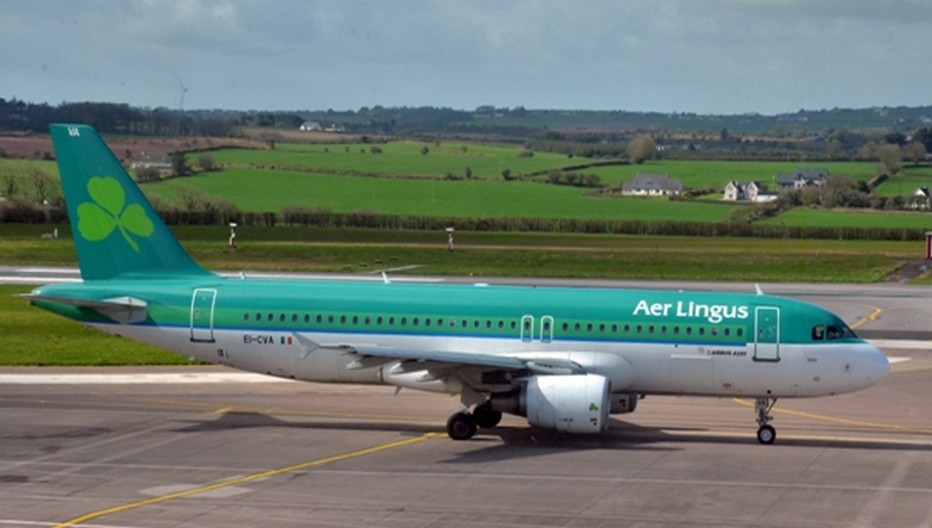 Le boeing aux couleurs d'Aer Lingus se pose à l'éaroport de Cork. la compagnie nationale irlandaise compte désormais plus de 62 avions dans sa flotte et transporte plus de 12 millions de personnes venues d’Irlande et du monde entier vers plus de 100 destinations à travers l’Europe et l’Amérique du Nord. © David Raynal