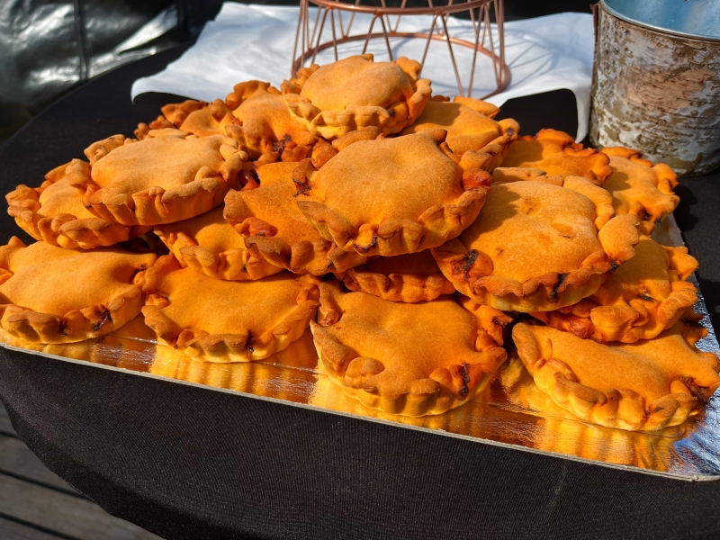 Gourmandise populaire et sétoise par excellence, importée à Sète au XIXe siècle par des familles italiennes, la tielle est une tourte garnie d’un ragoût de petits poulpes et de pulpe de tomate. @RBBPRESS