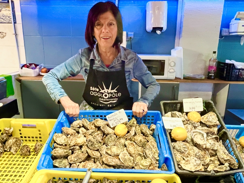 Représentant 8 % de la production nationale ostréicole, l’huître de Bouzigues tient la vedette aux multiples tables des mas voisins de l’étang, ainsi que sous les très gourmandes halles de Sète