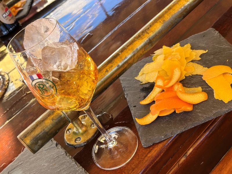 Un archipel d’art de vivre qui jouit de 350 jours de soleil… et d’un vermouth séculaire, le Noilly Prat, qui se sublime dans de rayonnants cocktails