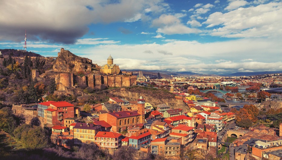 Les magnifiques couleurs de la ville Tbilissi qui est la plus grande ville et la capitale de la République de Géorgie. S'étendant sur les rives de la rivière Koura, son nom dérive de l'ancien géorgien Tp'ilisi. © Mondo Terra