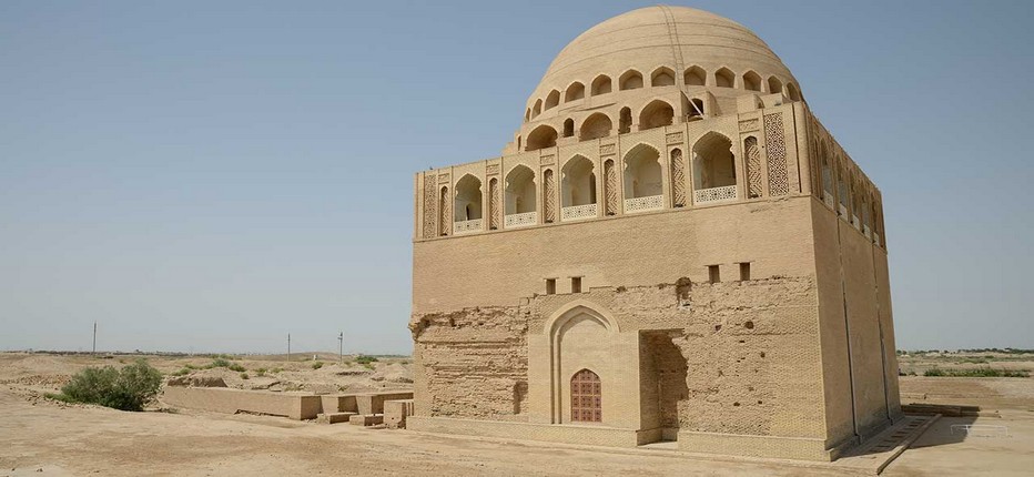 A Merv où furent élevés les princes Seljoukides, le Mausolée de Sultan Sanjar dans le centre du Soltankala à l'ouest d'Erk Kala et Giaur Kala. © Mondo Terra