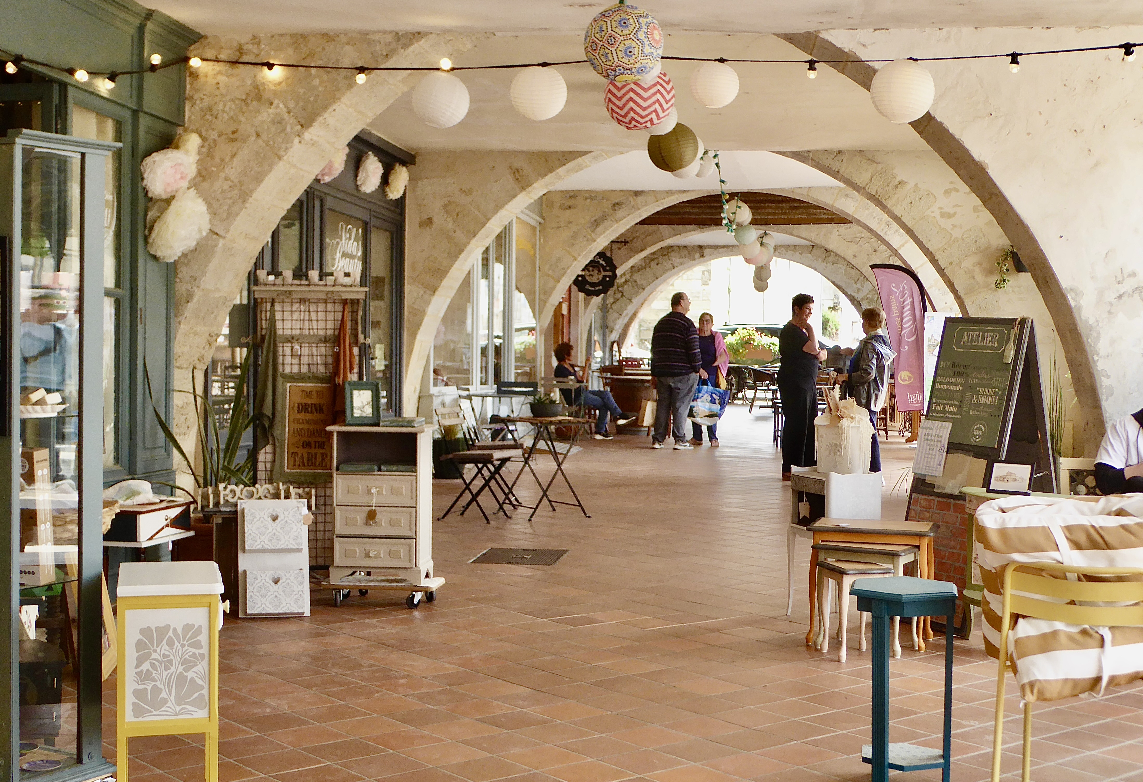 Sous les arcades de la Bastide de Monségur ©Catherine Gary