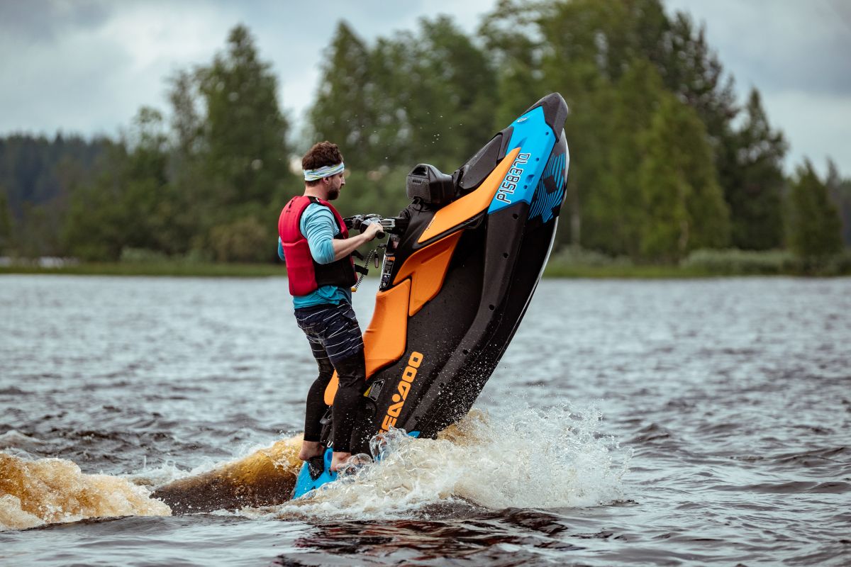 D’une dynamique puissante, la motomarine offre une expérience de glisse incomparable.