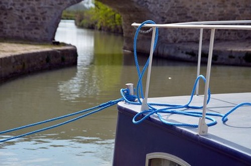Le plasir de naviguer  sur les eaux du Canal du Midi et  de profiter sur un rythme lent des paysages du département de l'Hérault. © David Raynal