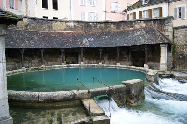 La fosse Dionne est une source exsurgente située dans le centre-ville de Tonnerre (département de l'Yonne). Elle est alimentée par les infiltrations des précipitations  issues du plateau calcaire avoisinant. La fosse Dionne est remarquable par son débit (en moyenne 300 litres par seconde) et la taille de son réseau hydrogéologique qui s'étend jusqu'à plus de 40 km.  Sa présence est à l'origine de la création de la ville de Tonnerre. Un lavoir élaboré a été aménagé autour de la source au XVIIIe siècle.  © Mairie de Tonnerre