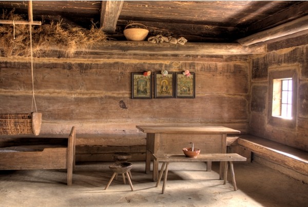 A Sanok  l'intérieur d'une maison du village ethnographique. © O.T.Pologne