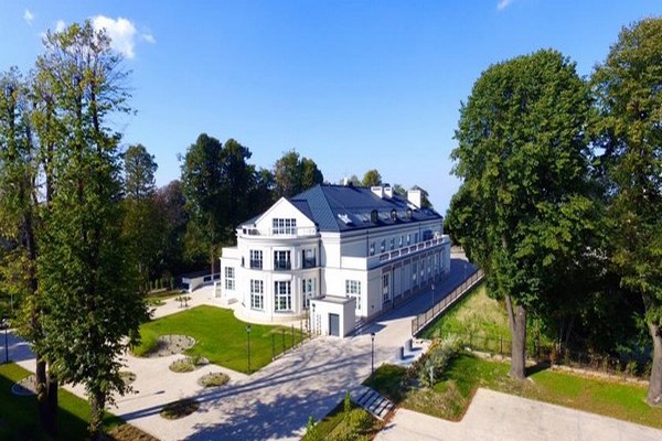 A Lancut : L'hôtel Sokol est un petit palais  d’un blanc immaculé dans un joli parc.   © www.hotelsokol.pl