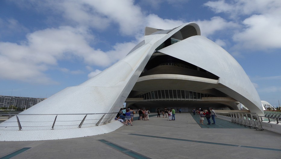 CAC Le Palais des Arts qui fait partie de l'ensemble de bâtiments d’une blancheur immaculée est l’œuvre majeure de l’architecte valencien Santiago Calatrava.© Catherine Gary