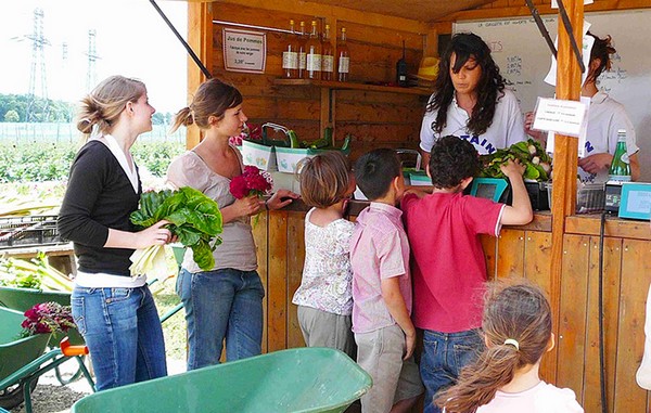 Plus de 150 saisonniers participent de mai à octobre à la vente de fleurs, fruits et légumes....  © www.chapeaudepaille.fr