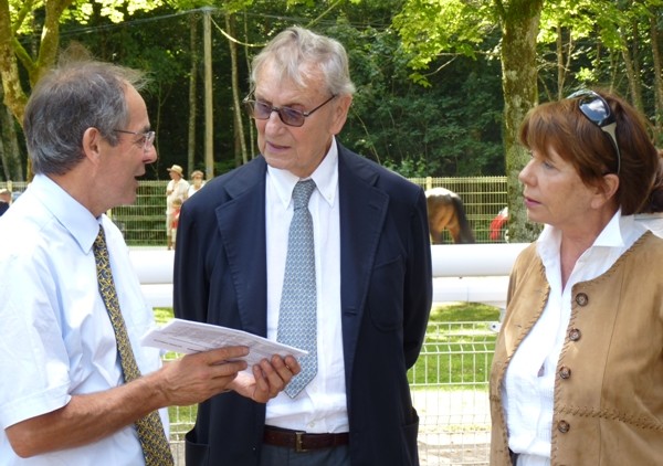 Guy de La Motte-Bouloumié, entouré de son épouse et de Claude Weber, présida aux destinées de la Société des Courses de Vittel. ©Bertrand Munier