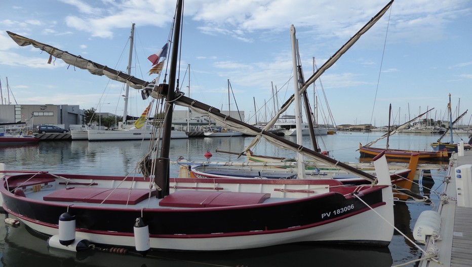 Le quai Florence Artaud du port de plaisance attend les amateurs pour une découverte de 44 vieux gréements aux coques tannées par les vagues. © Catherine Gary