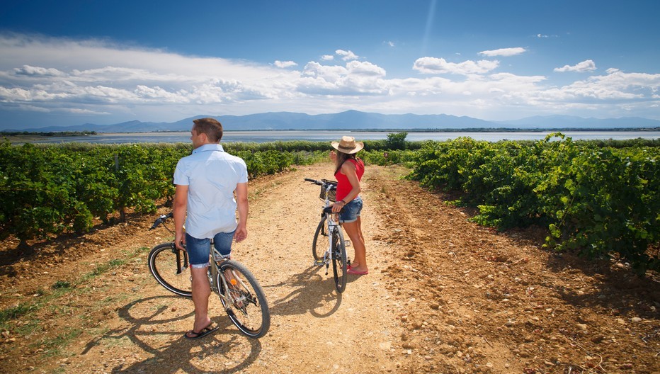 Séjour estival au Canet-en-Roussillon pour le charme de cette station balnéaire cernée de vignobles et d’un vaste étang lagunaire.© Camping Le Bosquet.