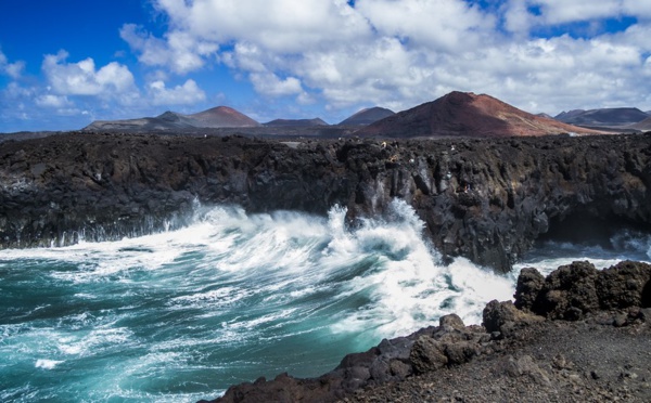 Une île hérissée de cratères, magnifiée par un artiste visionnaire.